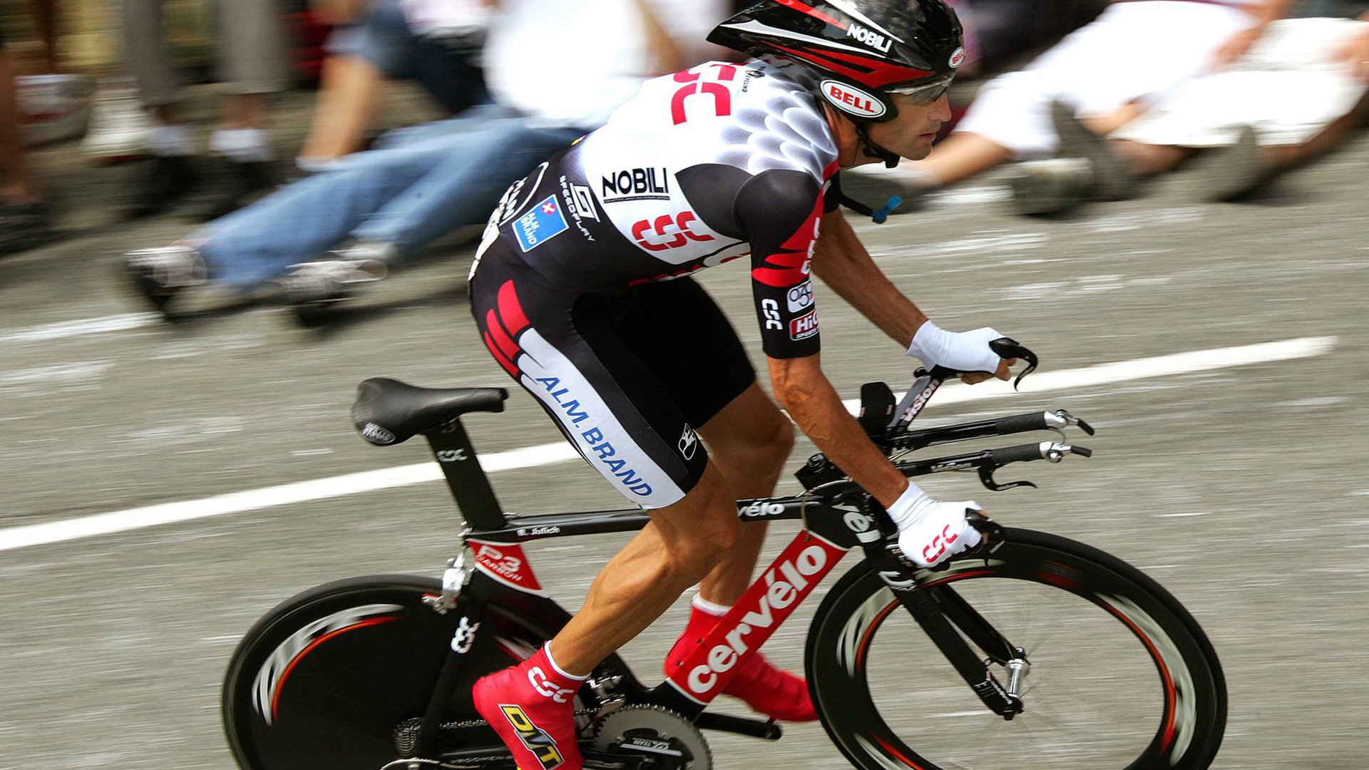 “健力运动：高新体育中心赛场见证力量与毅力的极限较量”