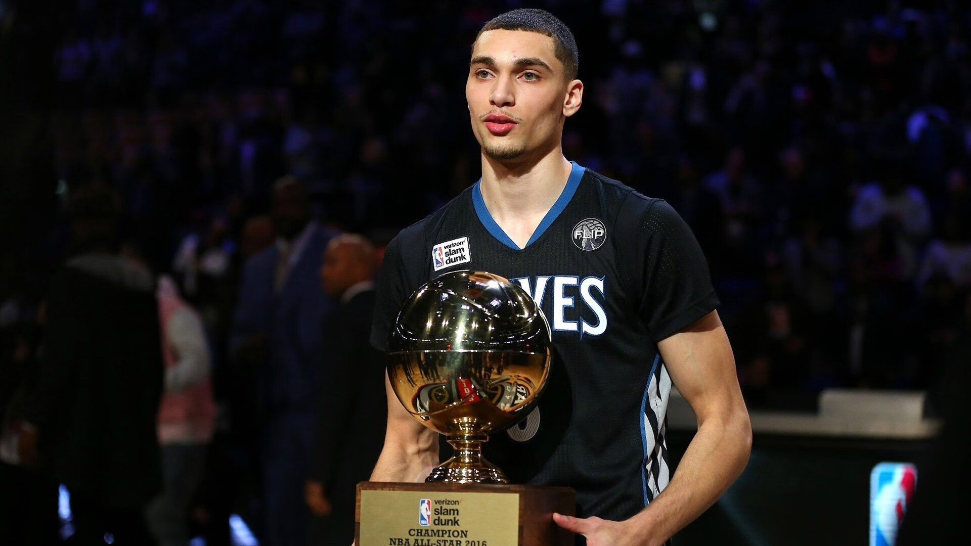 8场就封神!威少23+16+10超基德,成历史篮板最多控卫,威少算超级巨星吗