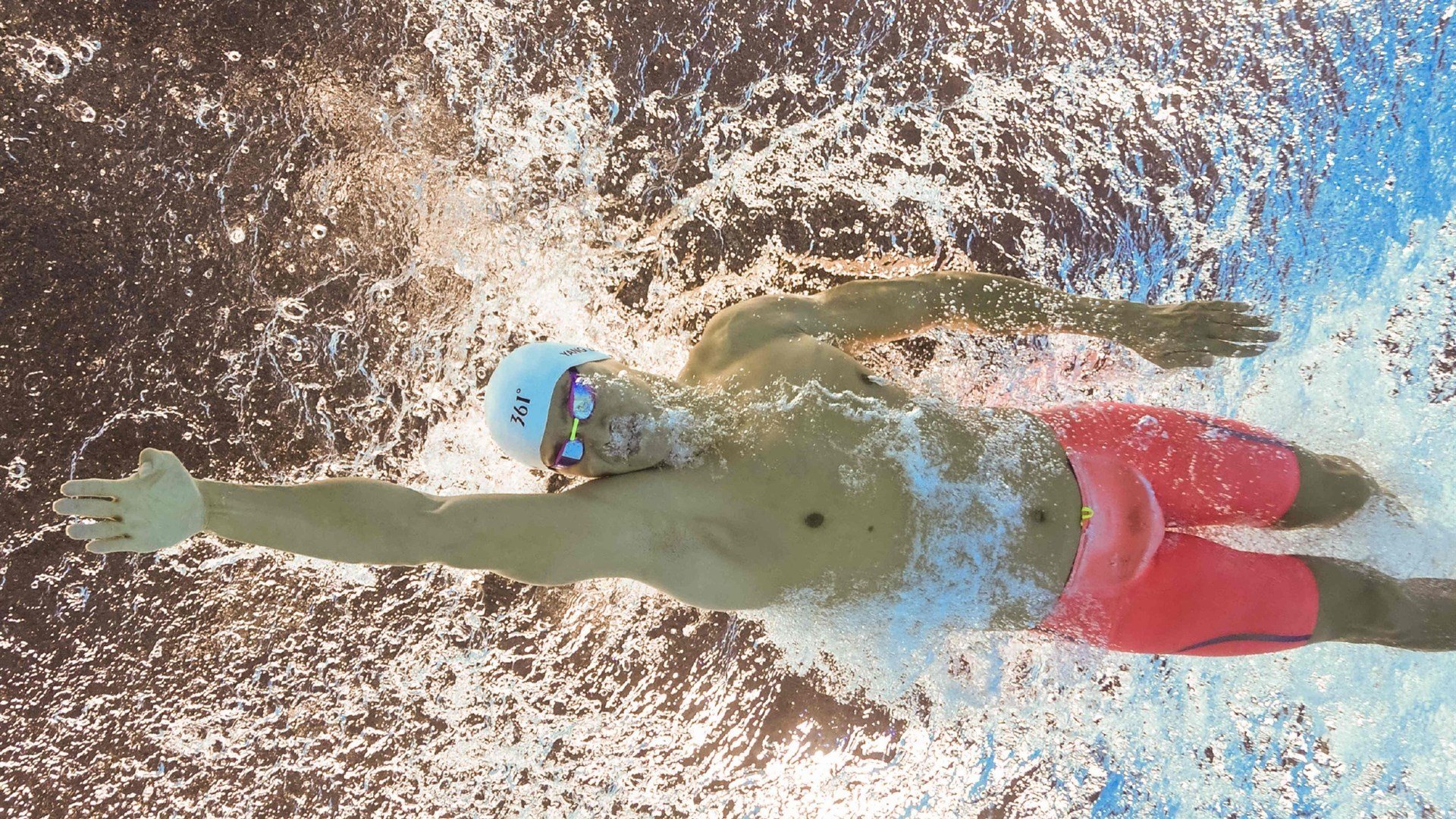 凯莉·麦基翁完美掌控仰泳节奏，凯莉麦基翁身高